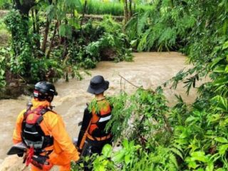 Tiga Murid SD Terseret Arus Sungai Irigasi Baros, Satu Ditemukan Meninggal