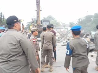 Satpol PP Kabupaten Serang Bongkar Bangunan Liar di Ciruas, Pemilik Bangunan Serang Petugas