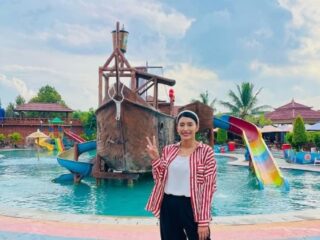 Artis Tiyas Mirasih Berkunjung ke-Binuang Waterpark Wisata Terfavorit di Serang Timur