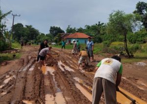 Rusak Akibat Tambang Ilegal, Warga Mekarsari Bergotong Royong Perbaiki Jalan