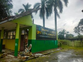 Ruang Kelas SMPN 2 Cikuesal Ambruk, Siswa Terpaksa Belajar di Perpustakaan