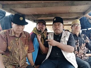 Wakil Ketua DPRD dan DKP Kabupaten Serang Tinjau Pagar Laut di Tanara