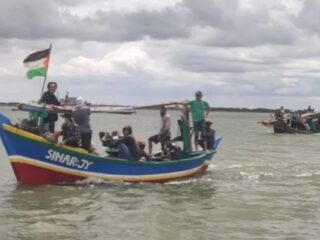 Nelayan dan Mahasiswa Dibantu Warga Cabut Pagar Laut di Tanara Kabupaten Serang