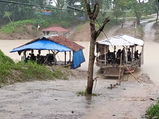 Bantu Mobilitas Warga, Pendapatan Pengusaha Perahu Eretan di Desa Dukuh Capai Rp.500 Ribu Perhari