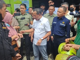 Menteri ESDM Bahlil Lahadaila Meminimalisasi Pembelian diatas HET Pasokan Gas LPG Subsidi