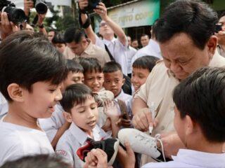 Presiden Prabowo Tinjau Program Makan Bergizi Gratis di Bogor, Disambut Antusiasme Anak-anak