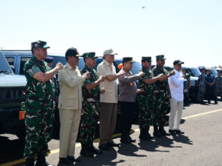 Komandan Lanal Bandung Hadiri Penyerahan 700 Mobil MV3 Maung Pindad untuk TNI dan Polri