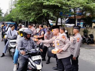 Polsek Kemayoran Berbagi Kebahagiaan, Kapolsek Turun Langsung Bagikan Takjil