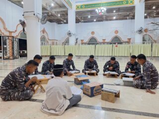 Personel Lanal Simeulue Ikuti Tadarus Qur'an di Masjid Tengku Khalilullah, Pererat Silaturahmi di Bulan Ramadhan