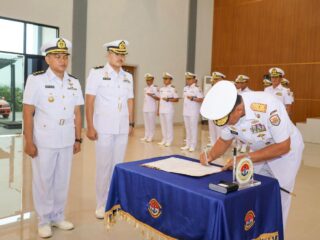 Danlanal Bintan Hadiri Sertijab Komandan Lanal Ranai di Batam