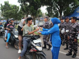 Lanal Bengkulu Berbagi Berkah Ramadan, Bagikan Takjil untuk Pengendara