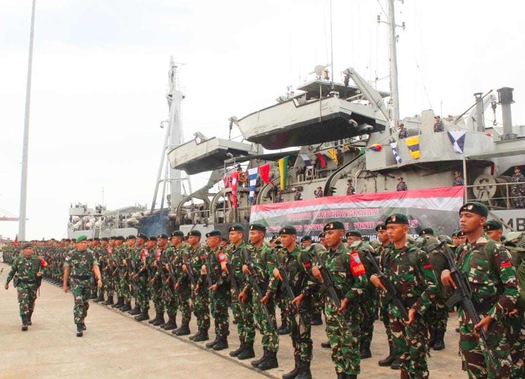 KRI Teluk Amboina-503 Bersama Satgas Yonif 644 Menuju Daerah Operasi