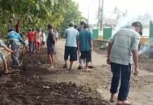 Warga Graha Walantaka Tambal Jalan Rusak Secara Swadaya, Bentuk Kekecewaan pada Pemerintah