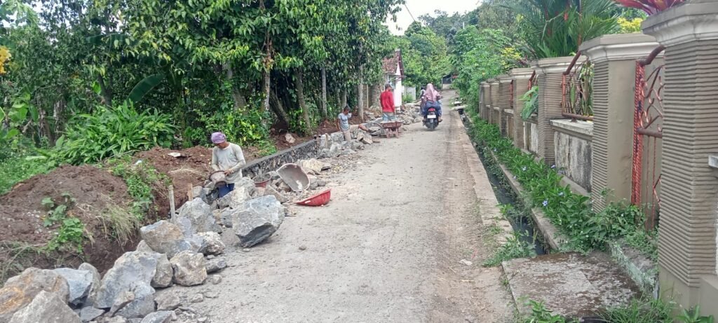 Proyek Rekonstruksi Jalan Soyog Anggaran Ratusan Juta: Pemasangan Drenase Diduga Asal Jadi, K3 Dan Apd Diabaikan 4 intipena.com 30533