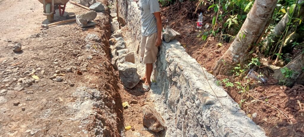 Proyek Rekonstruksi Jalan Soyog Anggaran Ratusan Juta: Pemasangan Drenase Diduga Asal Jadi, K3 Dan Apd Diabaikan 3 intipena.com 30547
