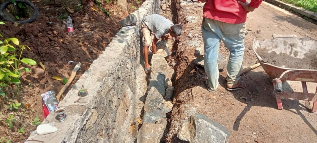 Proyek Rekonstruksi Jalan Soyog Anggaran Ratusan Juta: Pemasangan Drenase Diduga Asal Jadi, K3 Dan Apd Diabaikan 1 intipena.com 30943