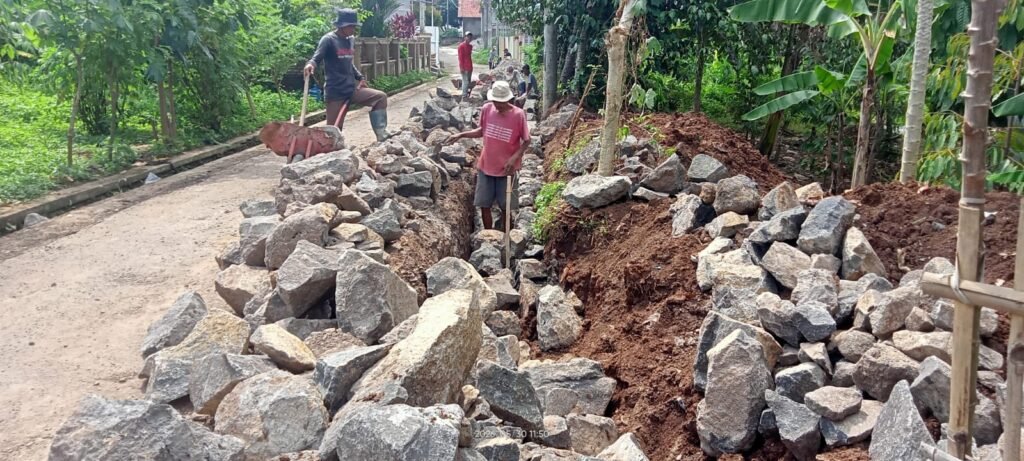 Proyek Rekonstruksi Jalan Soyog Anggaran Ratusan Juta: Pemasangan Drenase Diduga Asal Jadi, K3 Dan Apd Diabaikan 2 intipena.com 30944