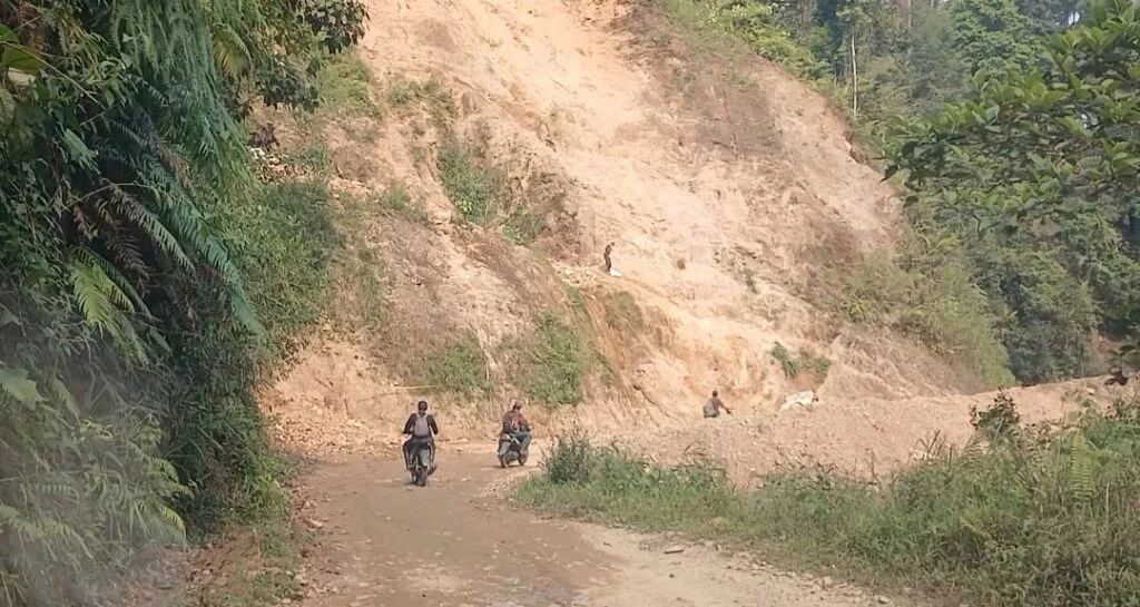 Tambang Emas Ilegal di Citorek Merajalela, Hutan Lindung Rusak dan Jalan Poros Provinsi Terancam Putus 2 intipena.com 300880